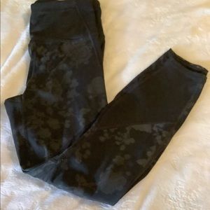 Athleta cropped leggings in size medium.
